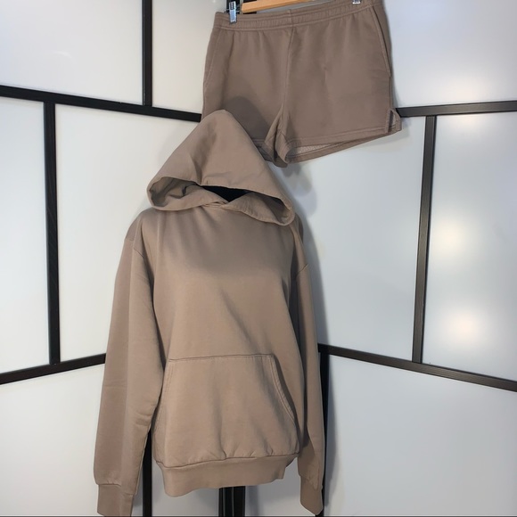 🆕Aritzia The Constant 2-Piece Midway Hoodie & Shorts Set in Rare Taupe - Picture 9 of 14